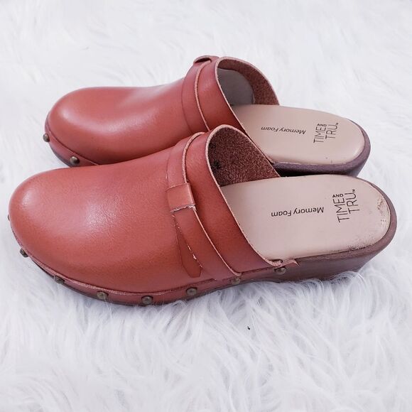 TimeĀ and Tru Women's Studded Wooden Bow Memory FoamāBrown Clogs - Picture 7 of 14